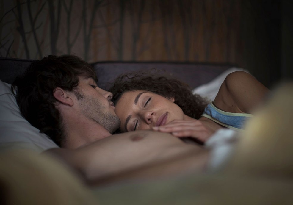 Séance photo au lit avec guirlande