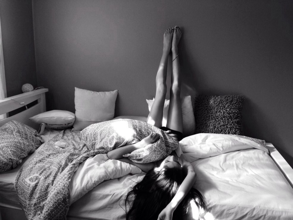 Jeune couple détendu au lit