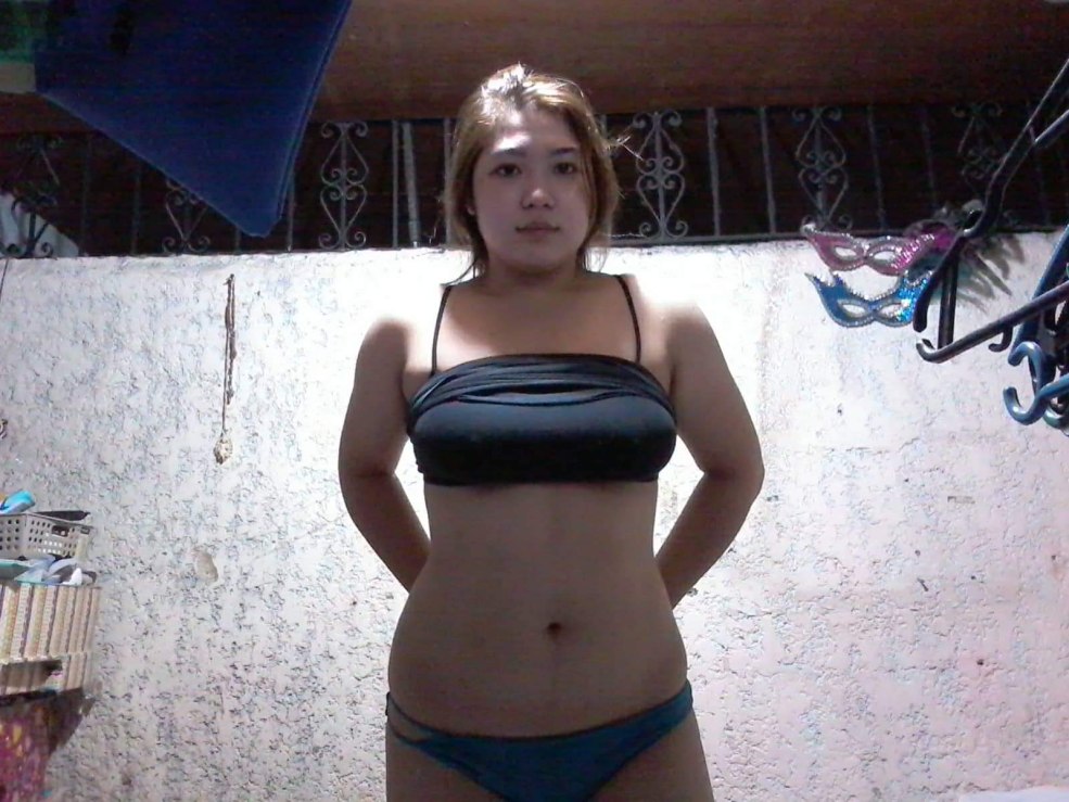 La fille fait chier en maillot de bain