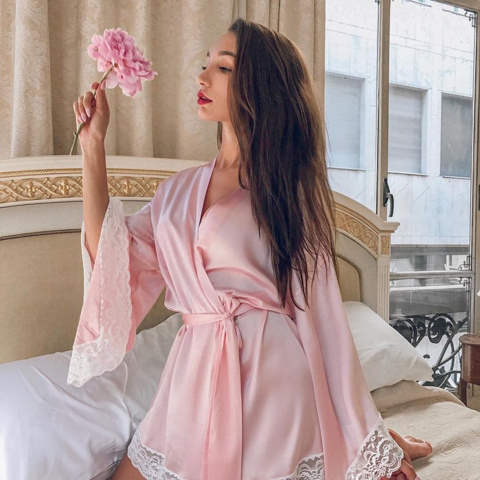 Veronica Leal dans un vestiaire
