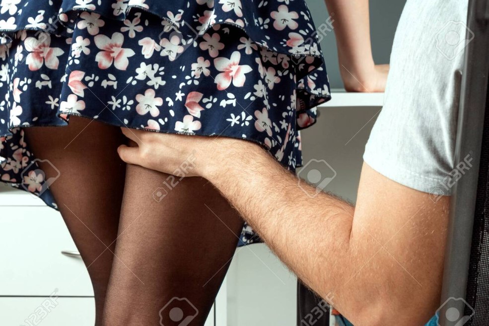 Photo d'une fille aux mains d'hommes sous une jupe
