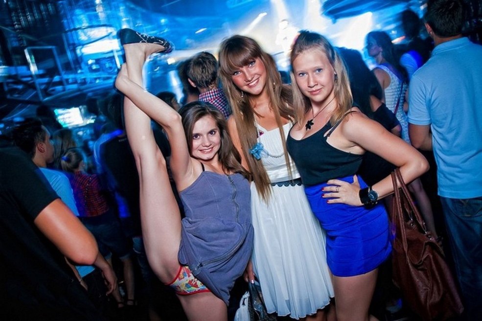 Fille danse dans le club