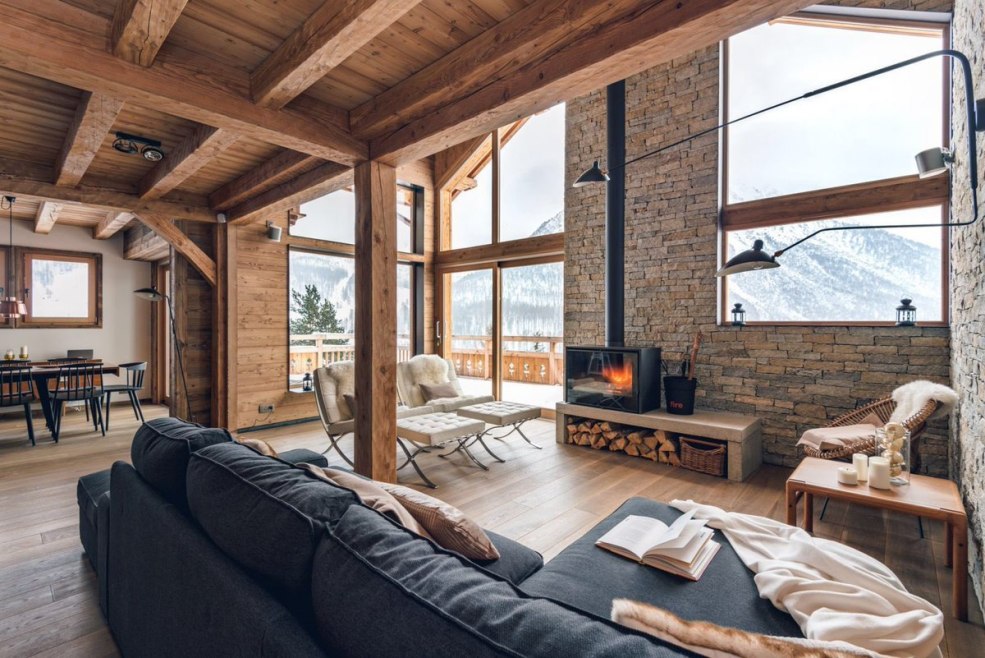 Salon dans le style d'un chalet dans une maison de campagne