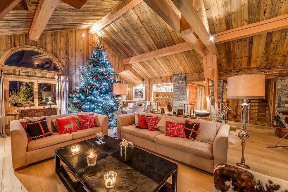 L'intérieur du Nouvel An dans le style du chalet