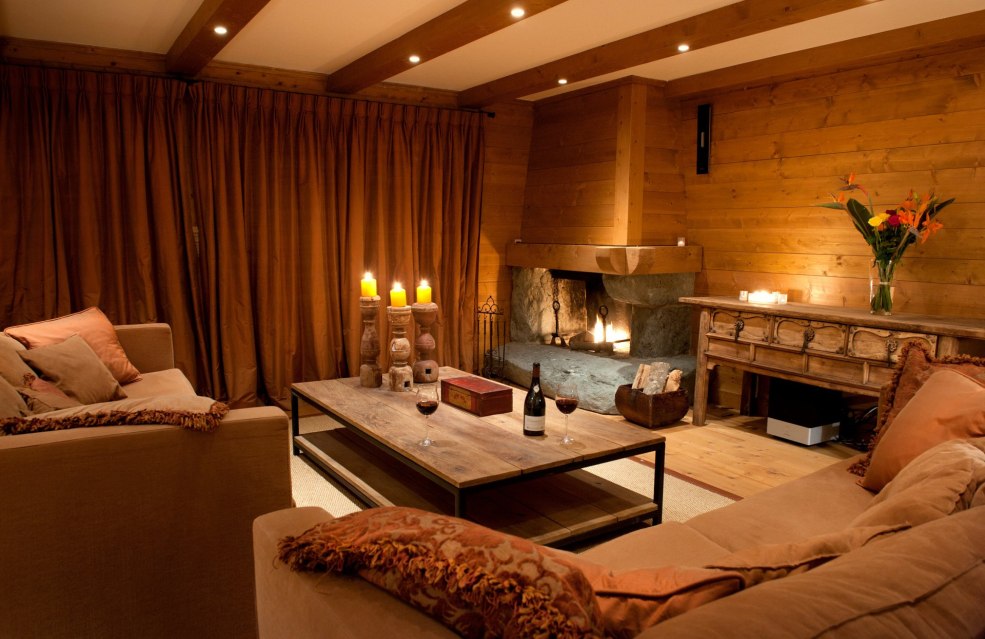 Salon confortable dans le style du chalet