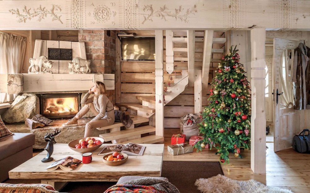 L'intérieur du Nouvel An dans une maison en bois