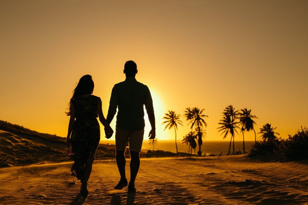 Silhouette d'un couple sur la plage