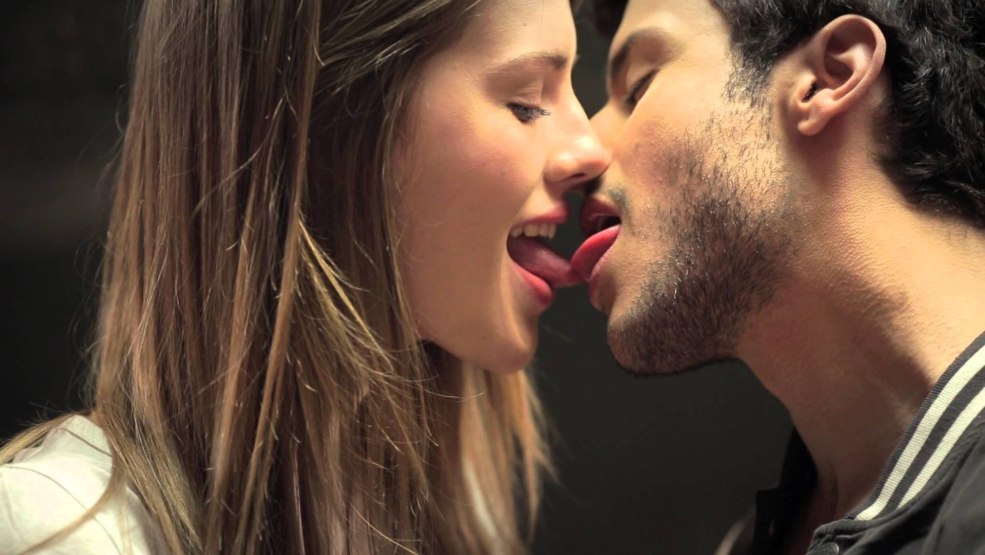 Beau baiser avec la langue