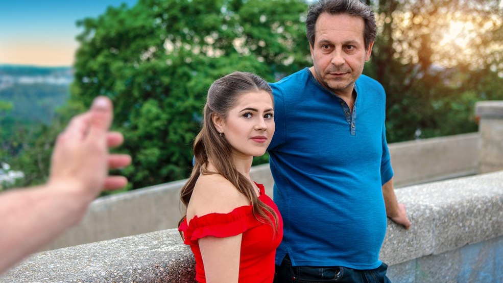 Attrapé une fille en vêtements