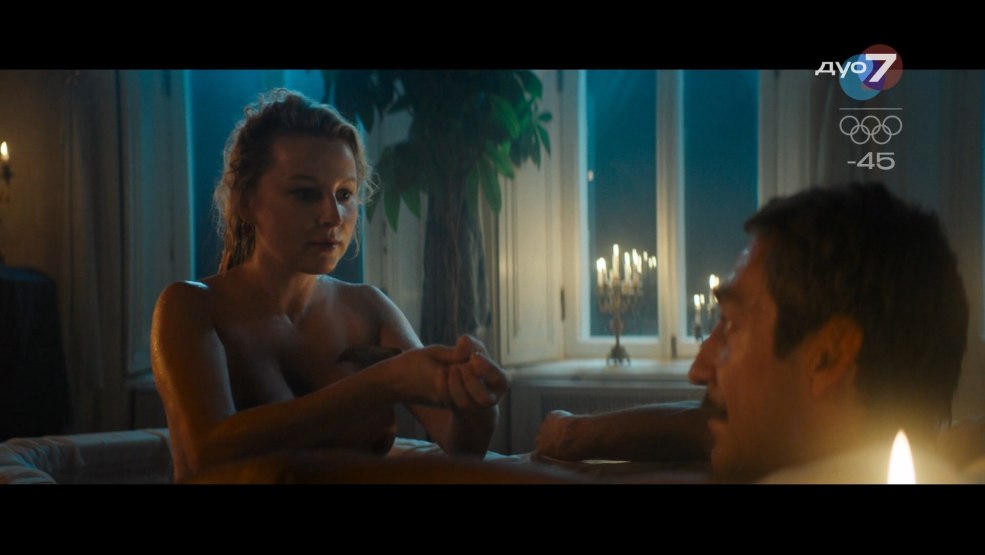 Vieille femme nue dans un film mince