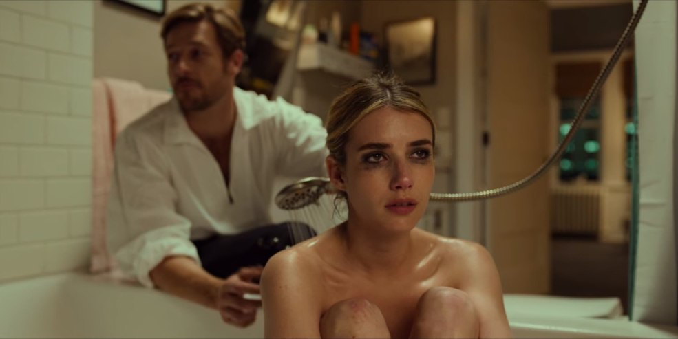 Emma Roberts dans la salle de bain