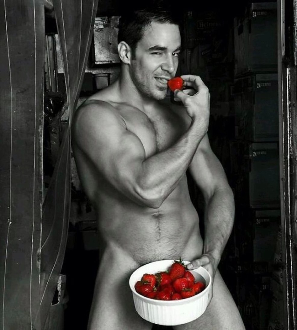 Homme nu et fraises