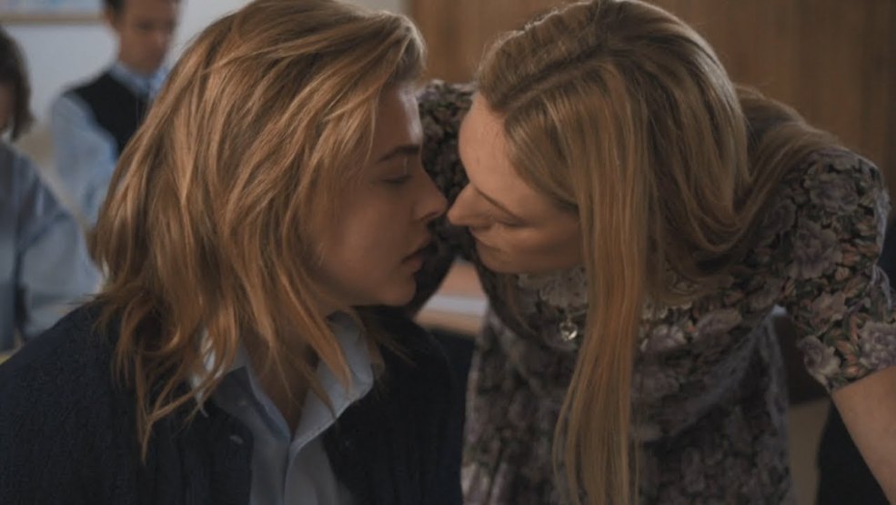 Chloé Grace Motorets s'embrasse